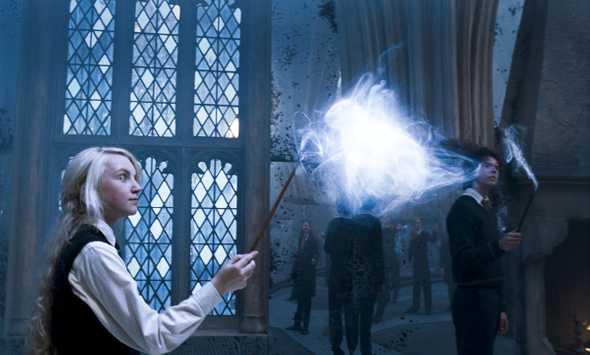 Luna Lovegood invocando o Feitiço Patronus. Image © 2007 Warner Bros. Ent